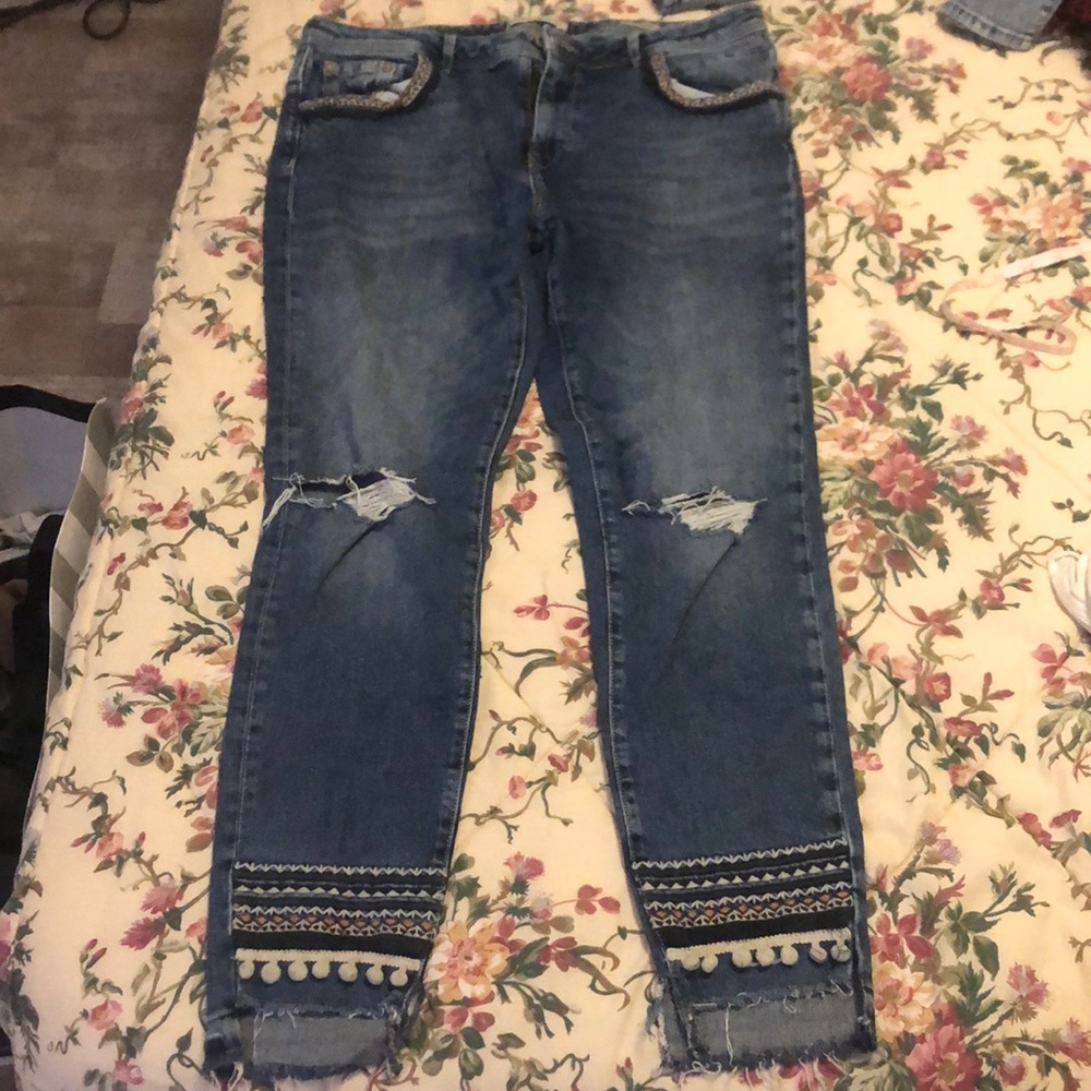 Skinny ripped jeans, embroidered edges, five pokets